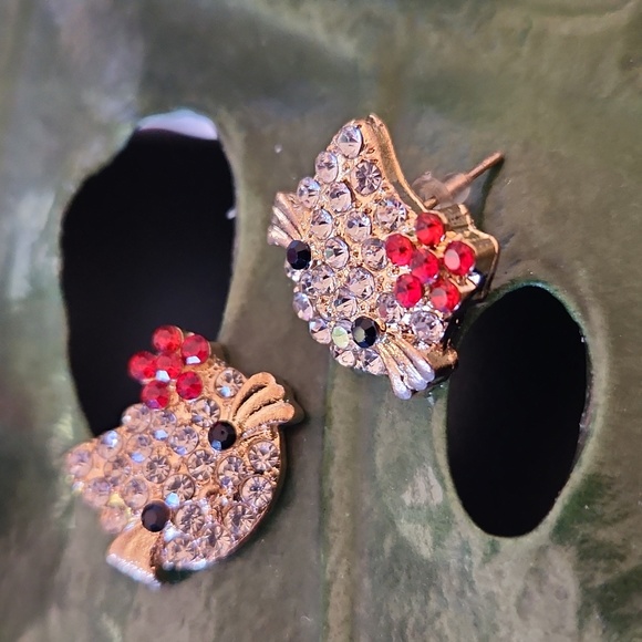 NWT HELLO KITTY EARRINGS - GOLD TONE - Picture 3 of 4